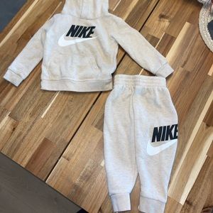 Nike sweatsuit size 2T